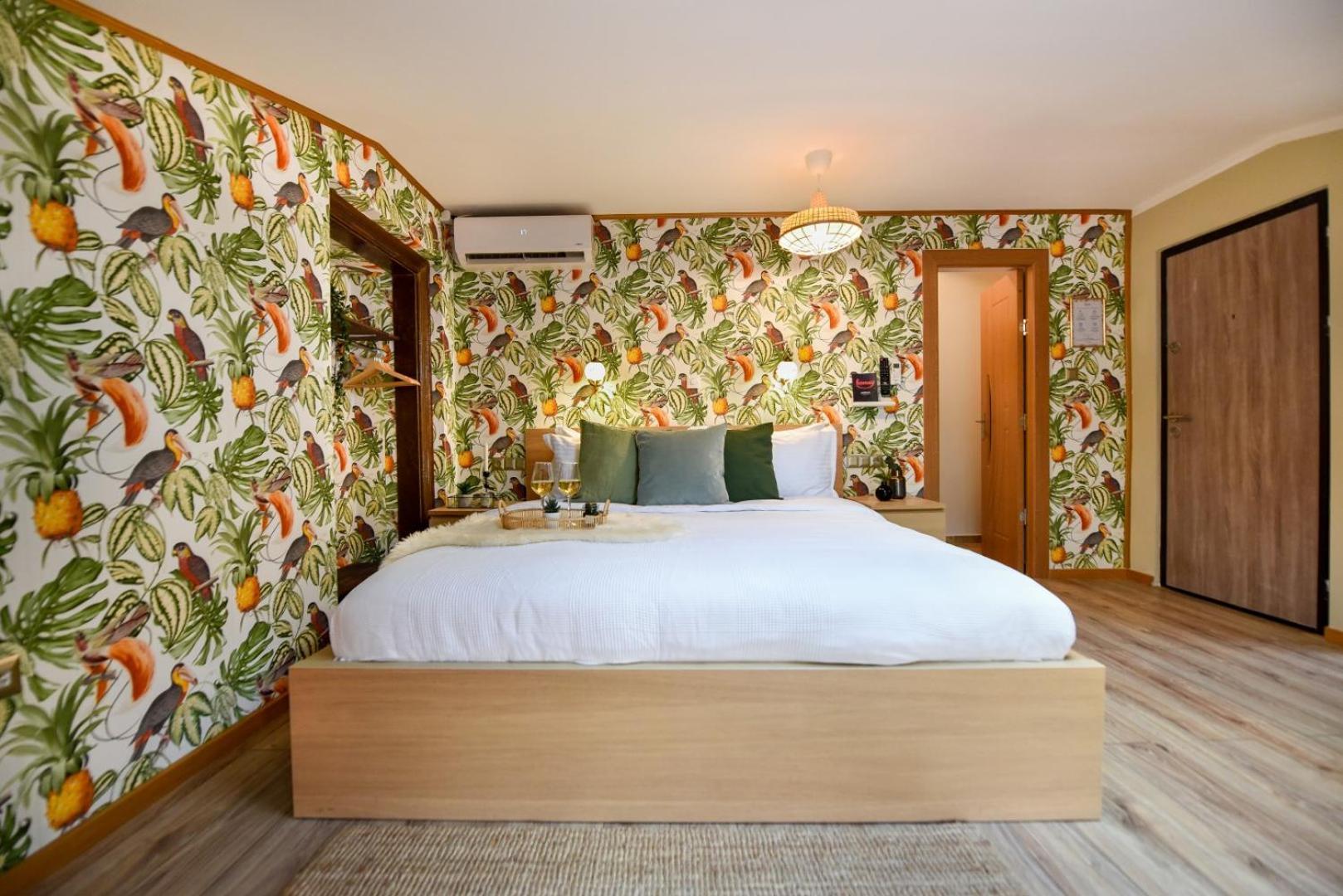 Historic Charm, Modern Comfort - Accommodation In The Heart Of The Old Town Bukarest Exteriör bild