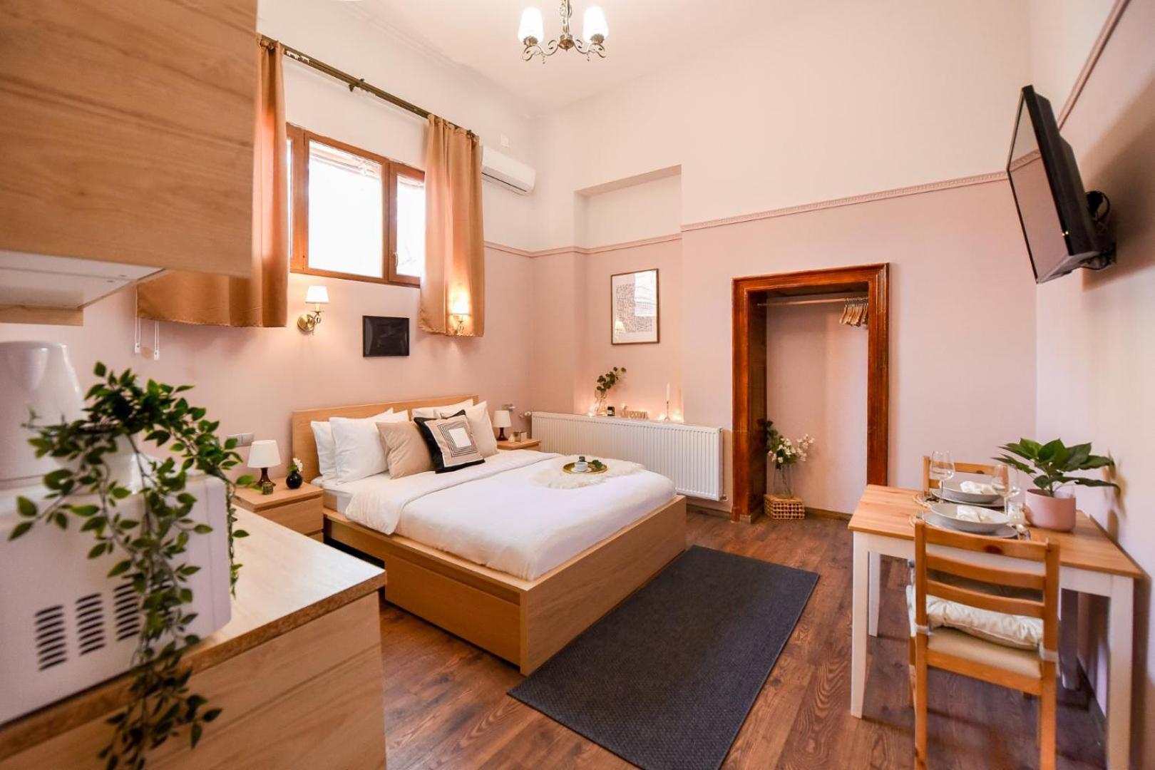 Historic Charm, Modern Comfort - Accommodation In The Heart Of The Old Town Bukarest Rum bild
