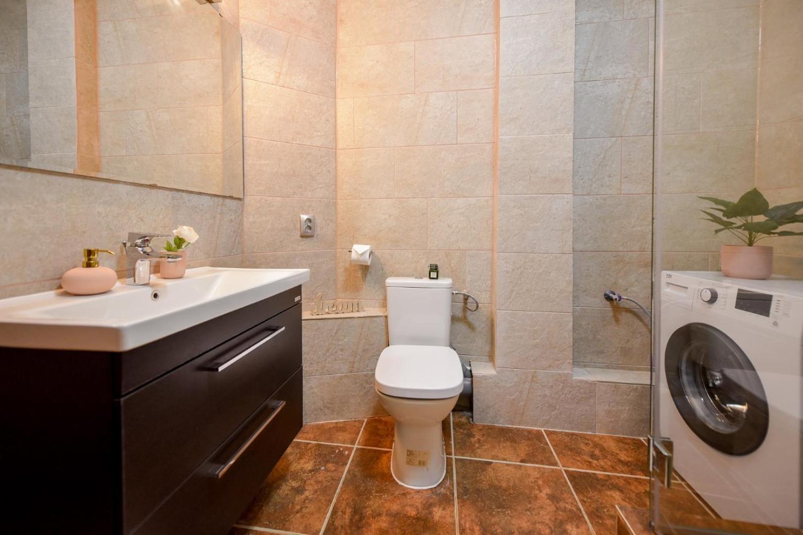 Historic Charm, Modern Comfort - Accommodation In The Heart Of The Old Town Bukarest Rum bild
