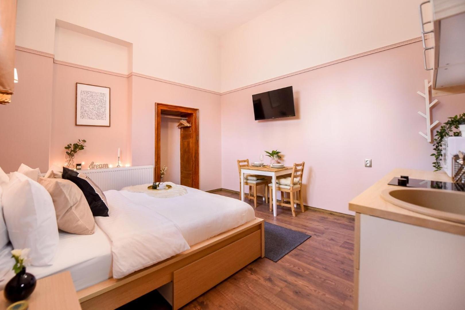 Historic Charm, Modern Comfort - Accommodation In The Heart Of The Old Town Bukarest Rum bild
