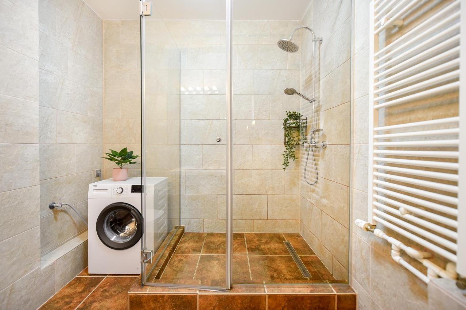 Historic Charm, Modern Comfort - Accommodation In The Heart Of The Old Town Bukarest Rum bild