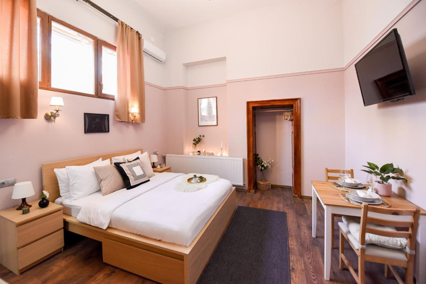 Historic Charm, Modern Comfort - Accommodation In The Heart Of The Old Town Bukarest Rum bild