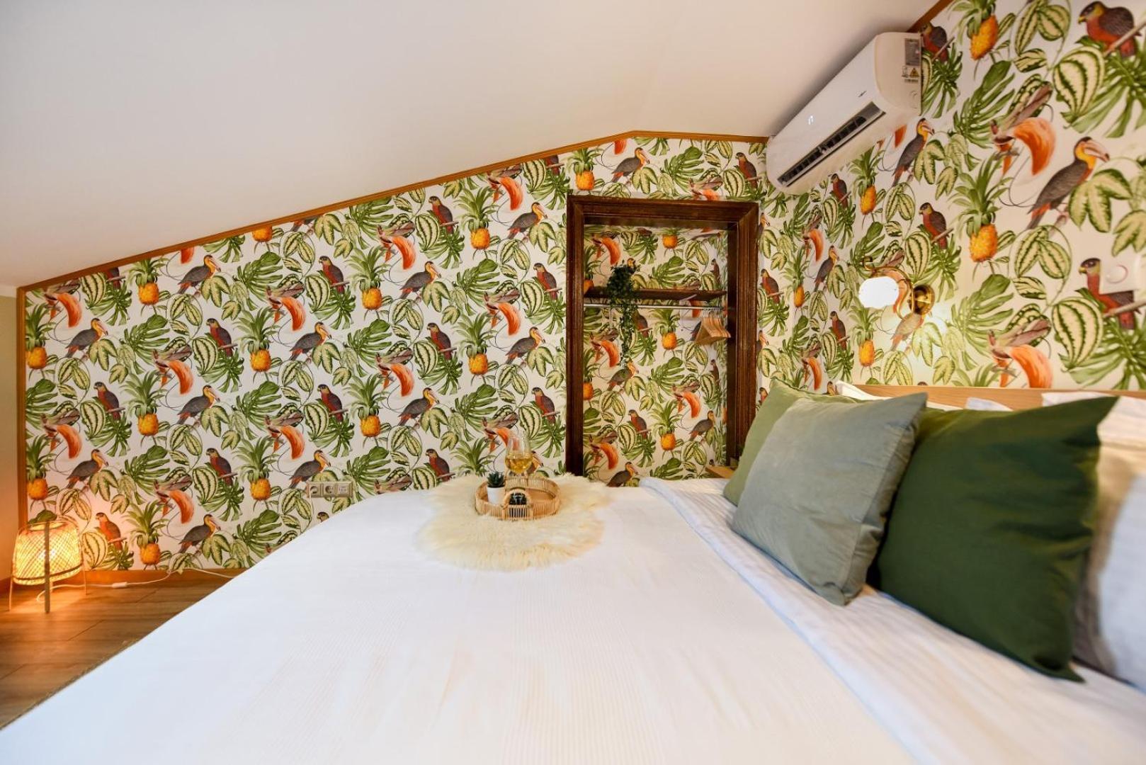 Historic Charm, Modern Comfort - Accommodation In The Heart Of The Old Town Bukarest Rum bild